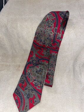 Red Paisley Men's Silk-Feel Tie - Classic Dress Accessory